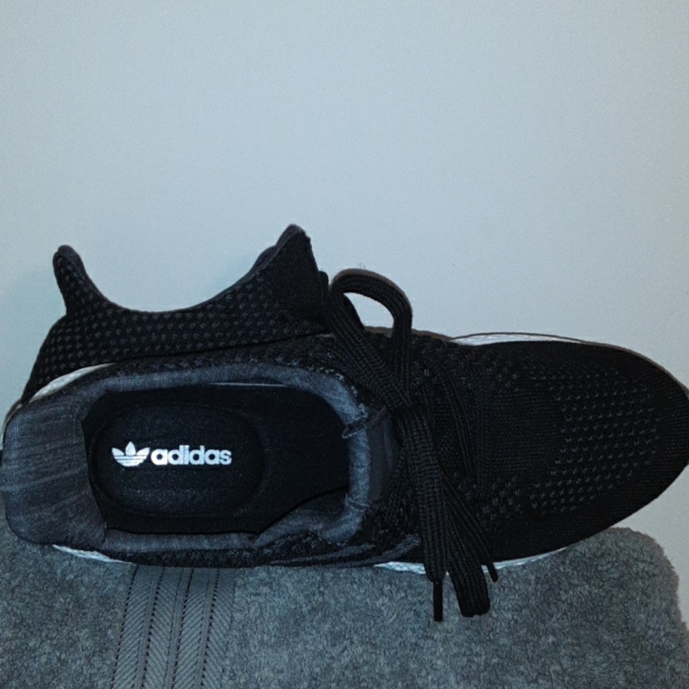 SOLD OUT adidas mesh sneakers like new - Picture 3 of 3